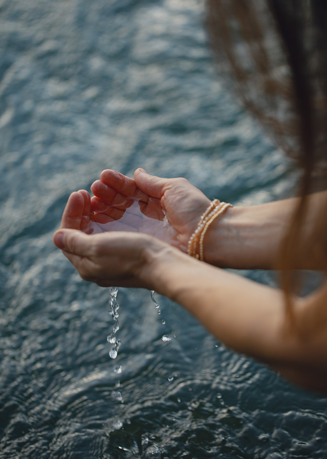 Hände schöpfen Wasser aus Fluss - Lebensfluss-Behandlung