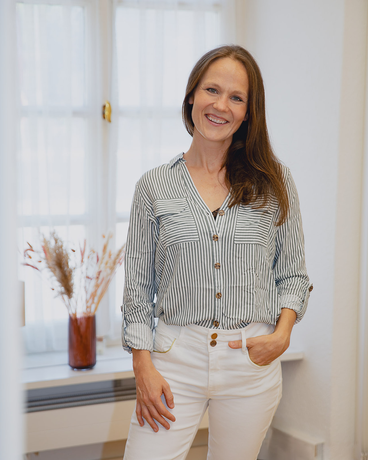 Portrait von Elvira Christina Wettstein in ihrer Praxis.