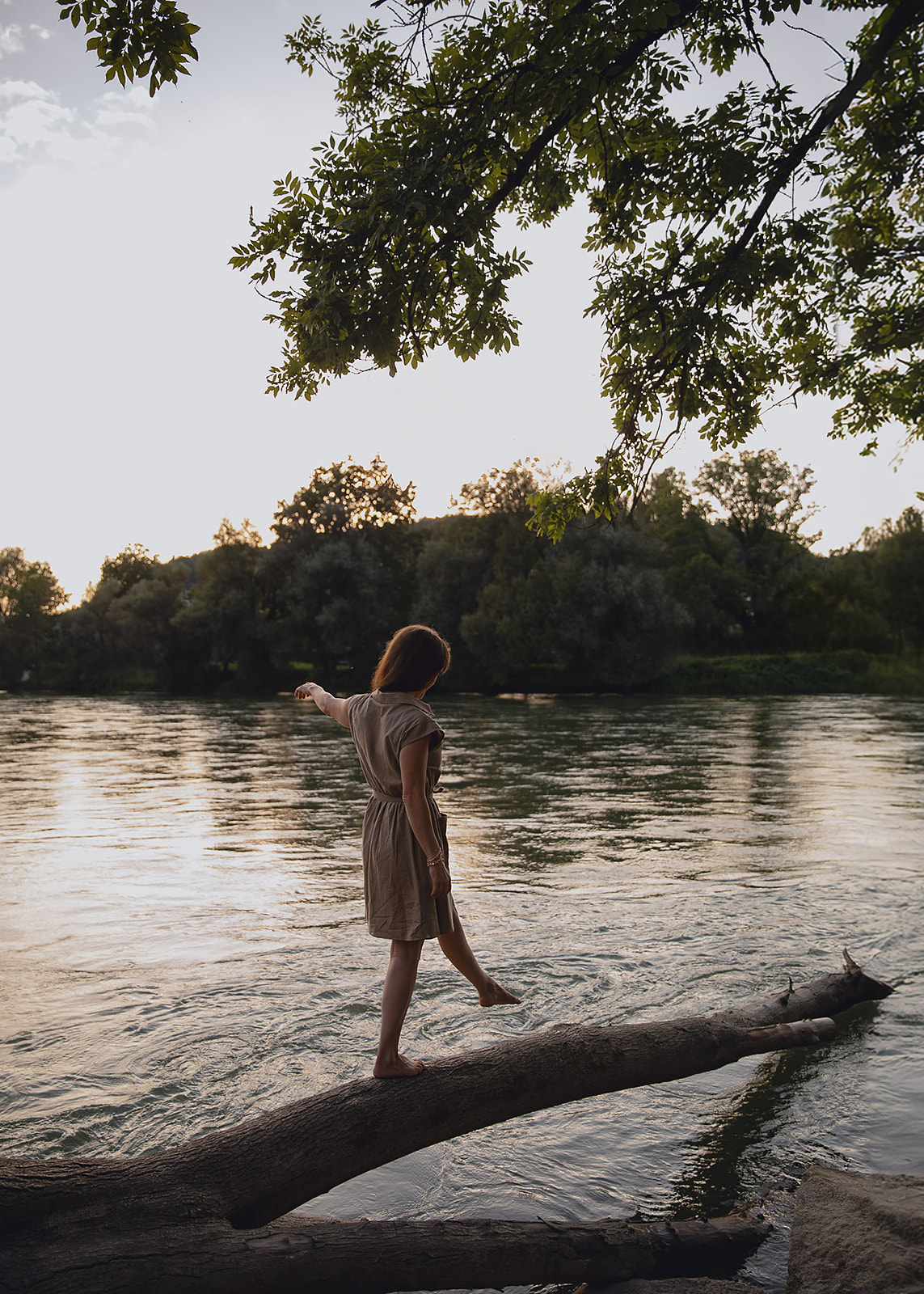 Elvira Christina Wettstein begleitet eine Klientin in einem ruhigen Praxisraum.