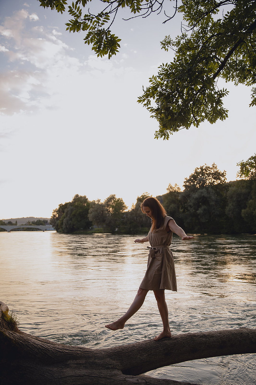 Elvira Christina Wettstein in der Natur, nah und zugewandt – Symbol für Wachstum und Verbundenheit.